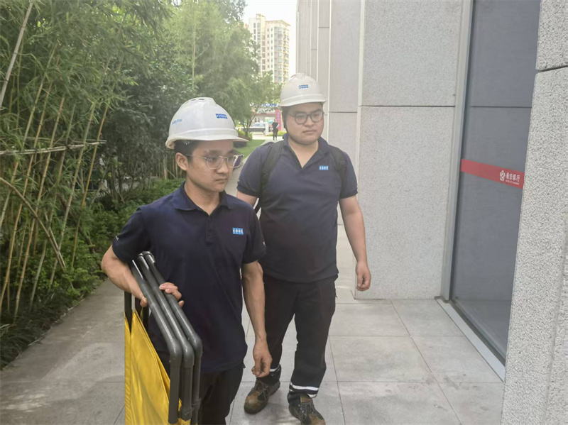 维保人员赶到现场.jpg