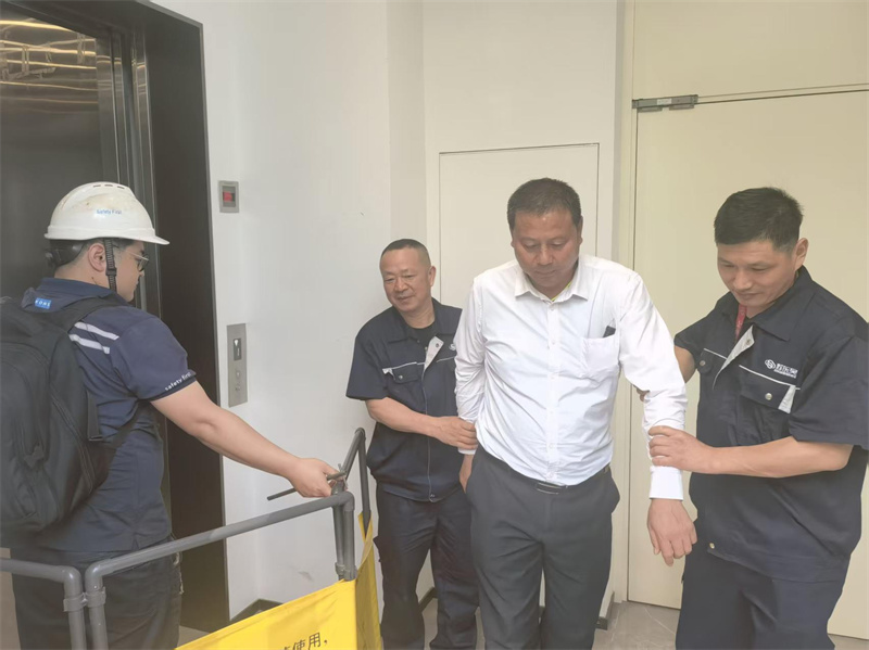 被困人员被救出2.jpg