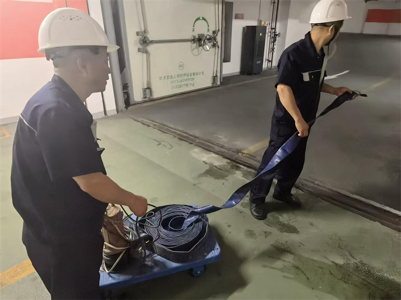 工程人员使用水泵.jpg
