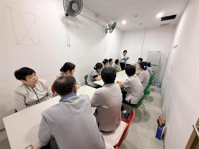 1781512407850093.jpg 保洁条线开展读书会.jpg