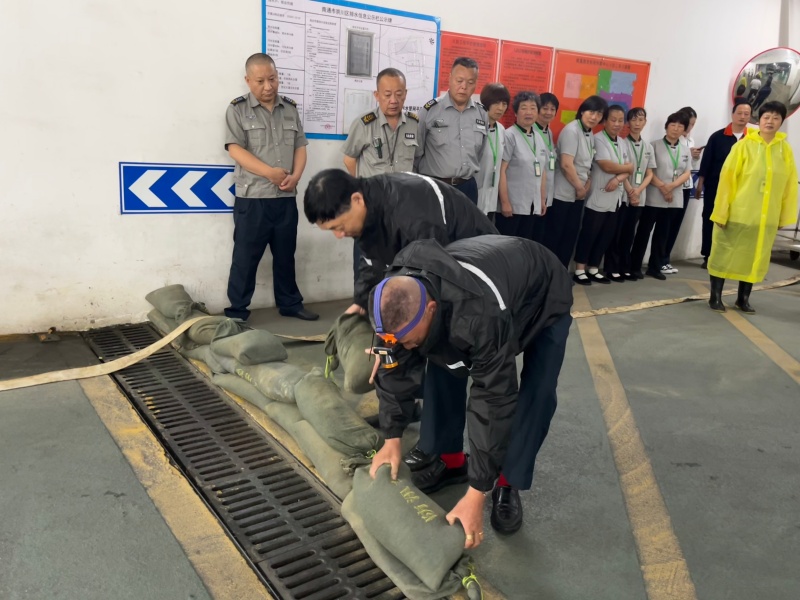 保安人员码放防汛沙袋 (1).jpg