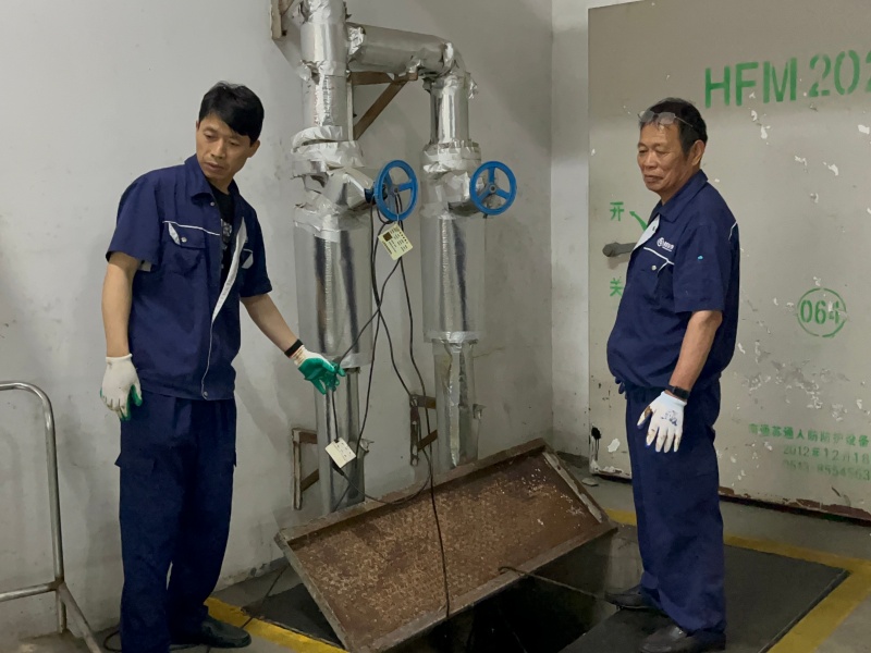 工程人员开启污水泵进行排水 (1) (1).jpg