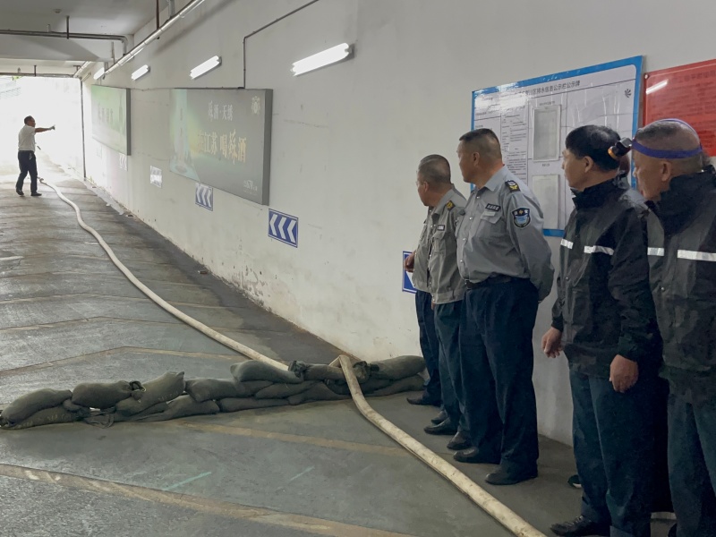 工程人员开启污水泵进行排水 (2) (1).jpg