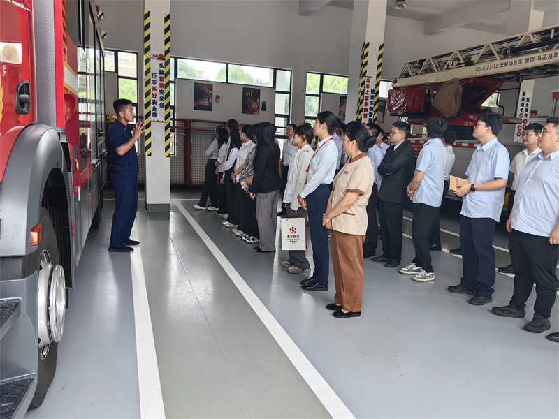 开展消防演练1.jpg