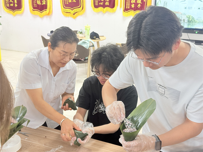 阿姨指导学生包粽子 (8).jpg