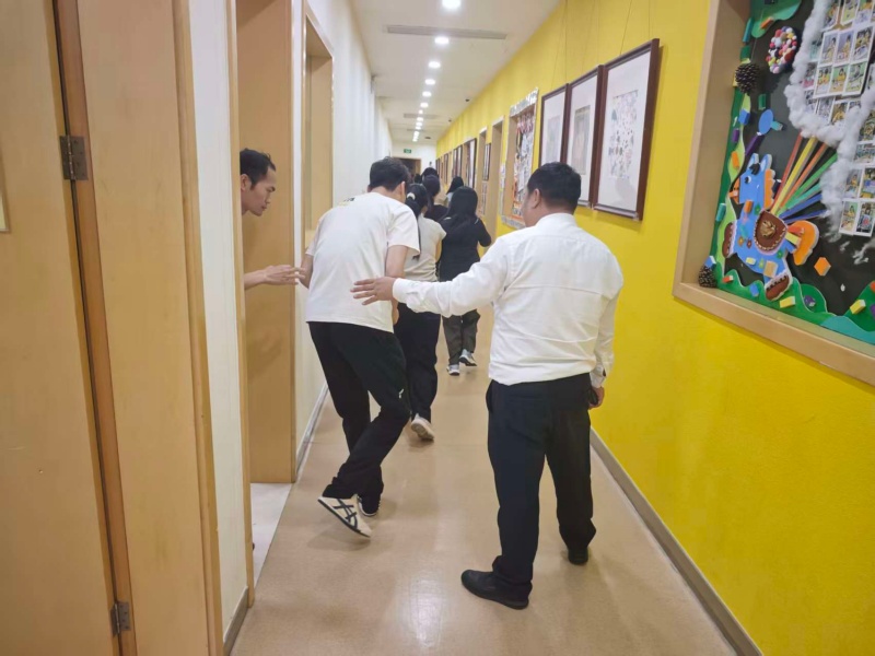 安保人员耐心疏散被困人员.jpg