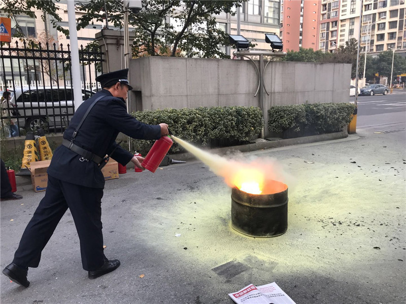 保安员孙义文使用灭火器灭火.jpg