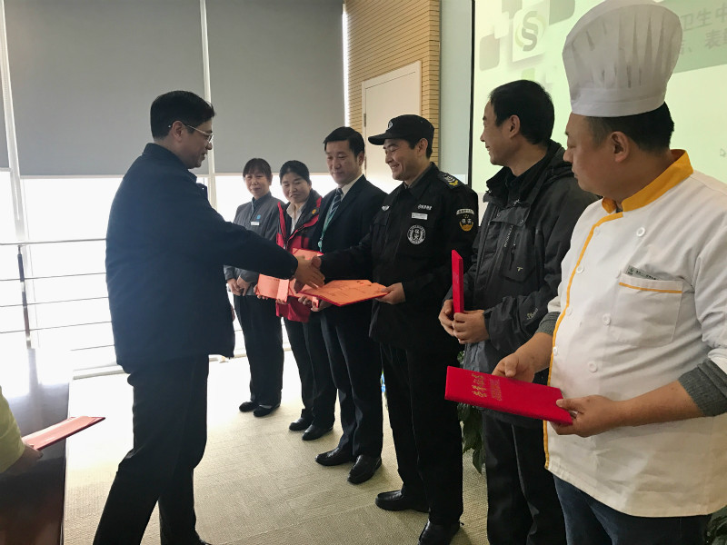 俞主任给获奖人员颁奖_meitu_2.jpg