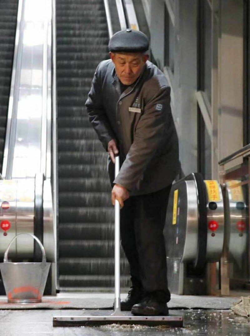 员工清扫积雪.JPG