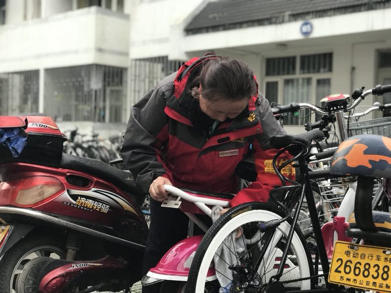 为学生擦自行车2.JPG