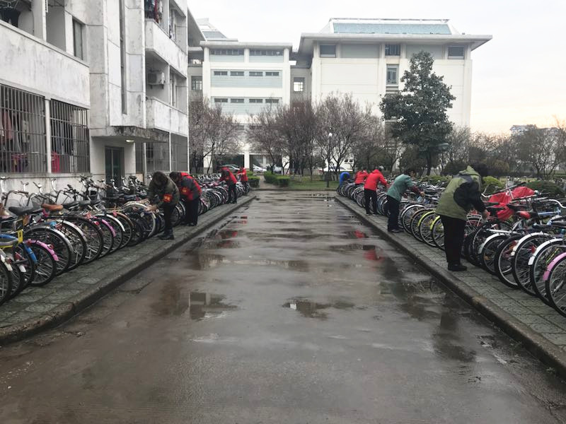 为学生擦自行车1.JPG