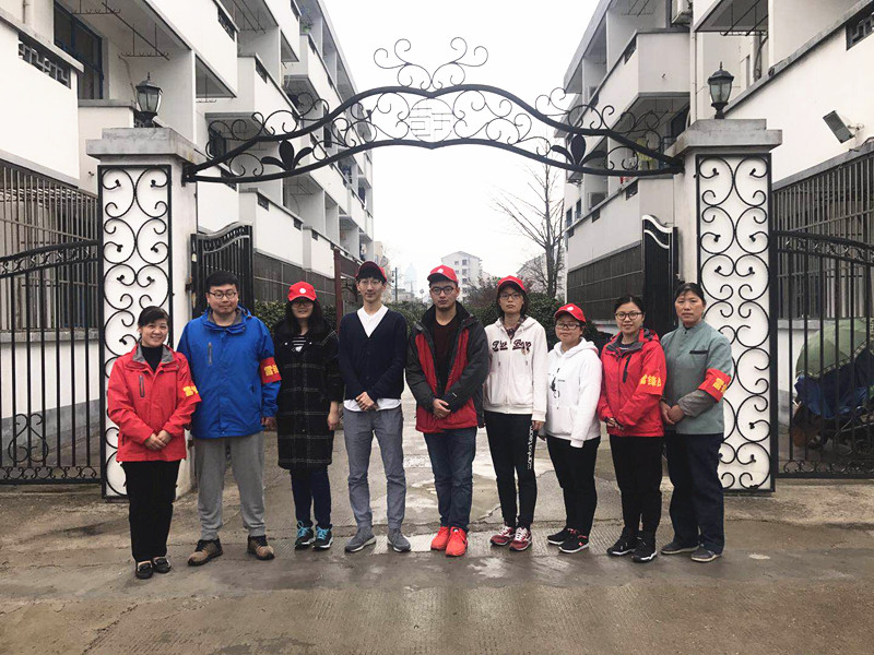 项目部工作人员与学生合影.JPG
