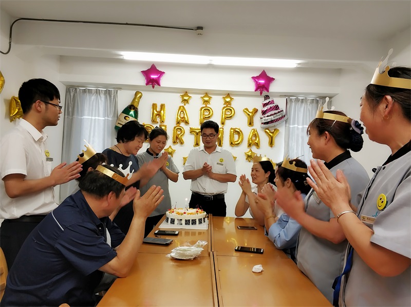 齐唱生日歌.jpg