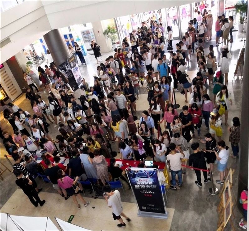 图1 室内人山人海图.jpg