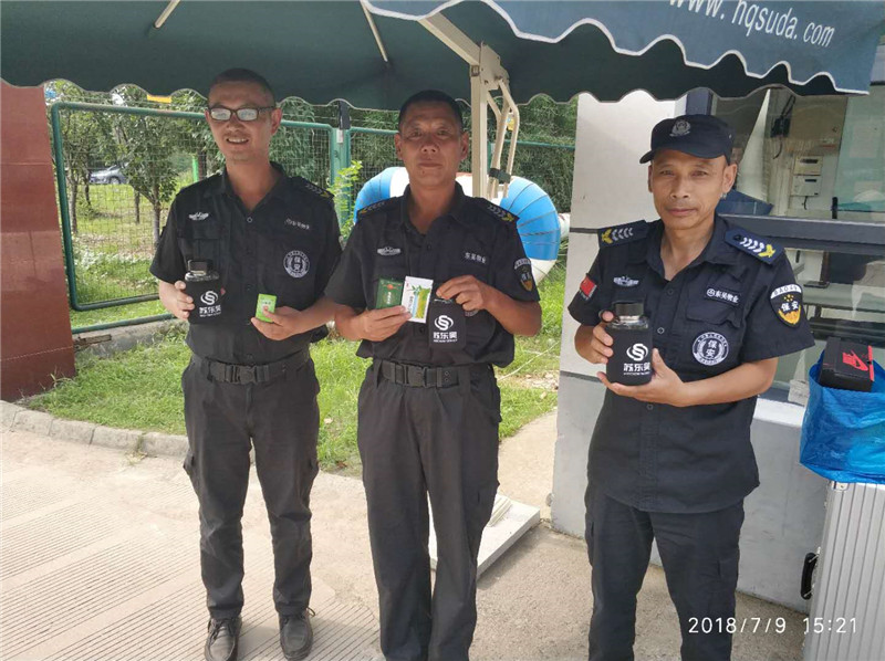 门岗和领班领绿豆汤.jpg