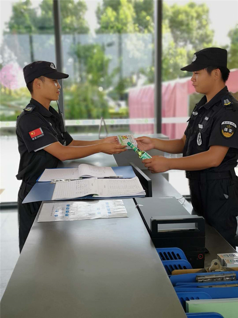 2018.8.1中移研发分部发放防暑降温物资.jpg