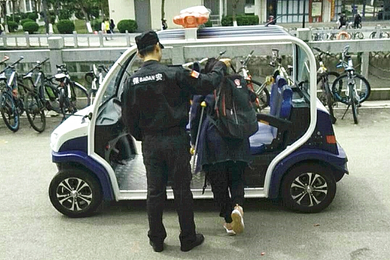 护送学生3.jpg