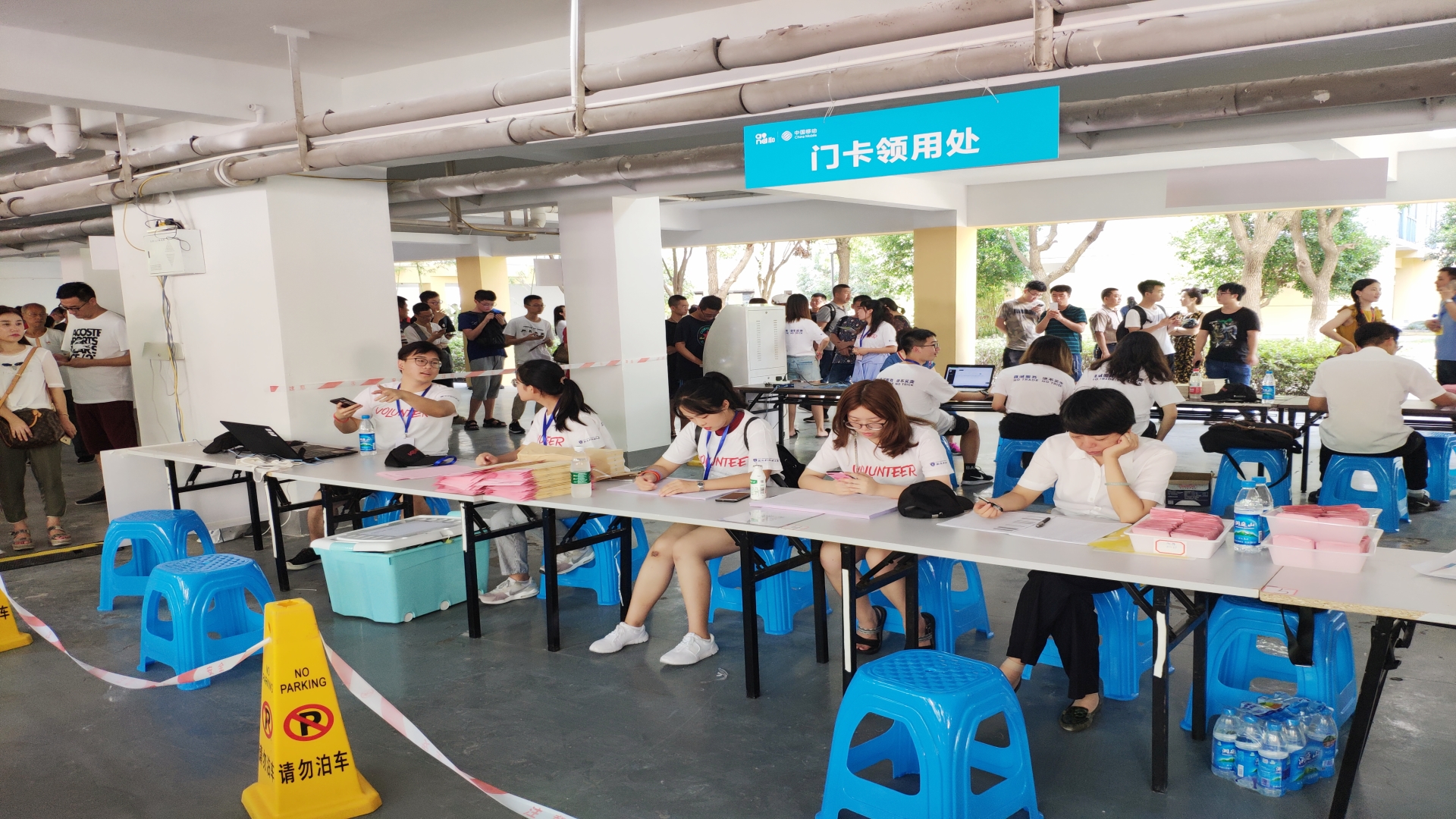 物业工作人员与志愿者准备就绪.jpg