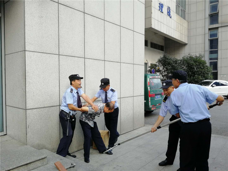 擒拿盗贼.jpg
