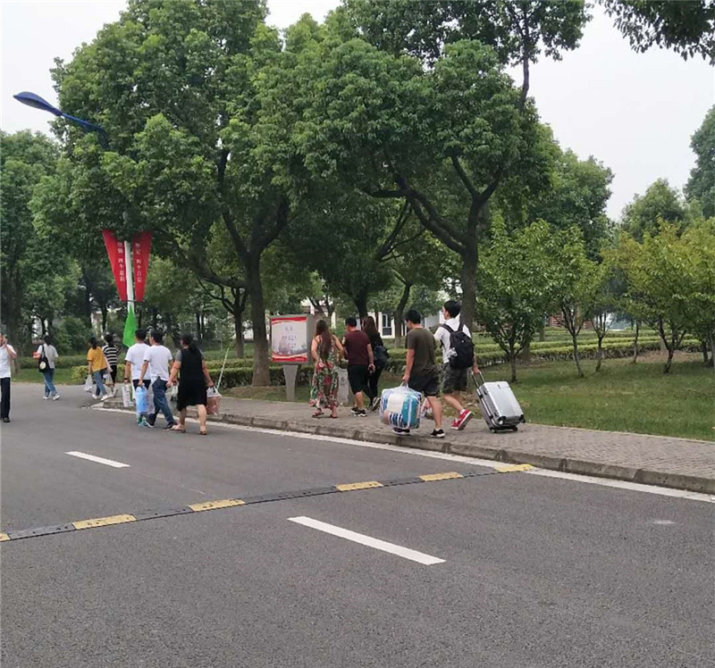 拖着行李的学生们_副本.jpg