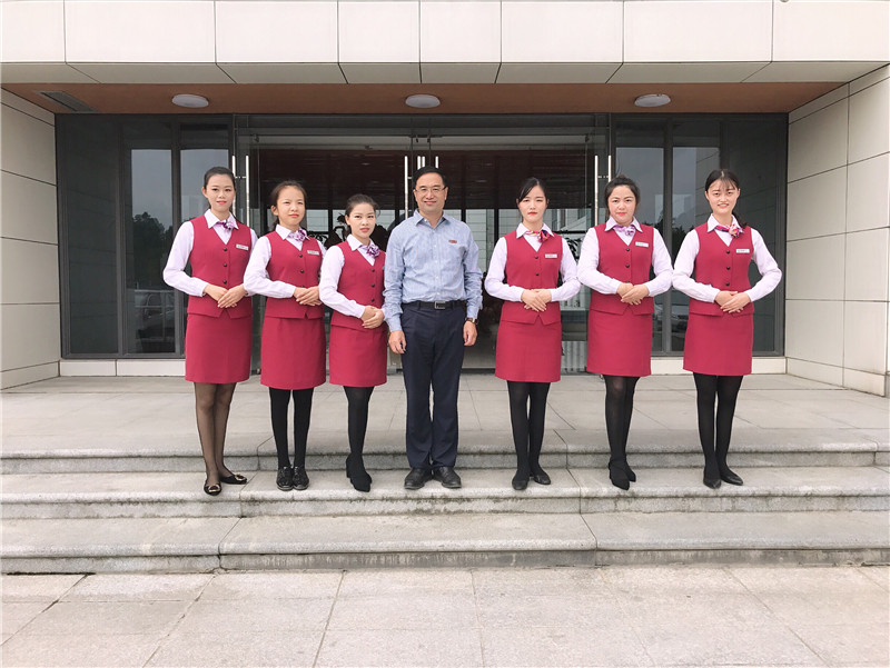 与校党委林生副书记领导合影.jpg