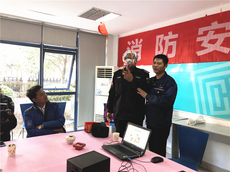 防毒面具使用方法的讲解.jpg