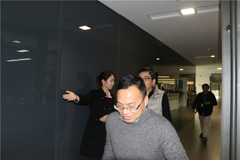 3客服人员疏散会议室人群.jpg