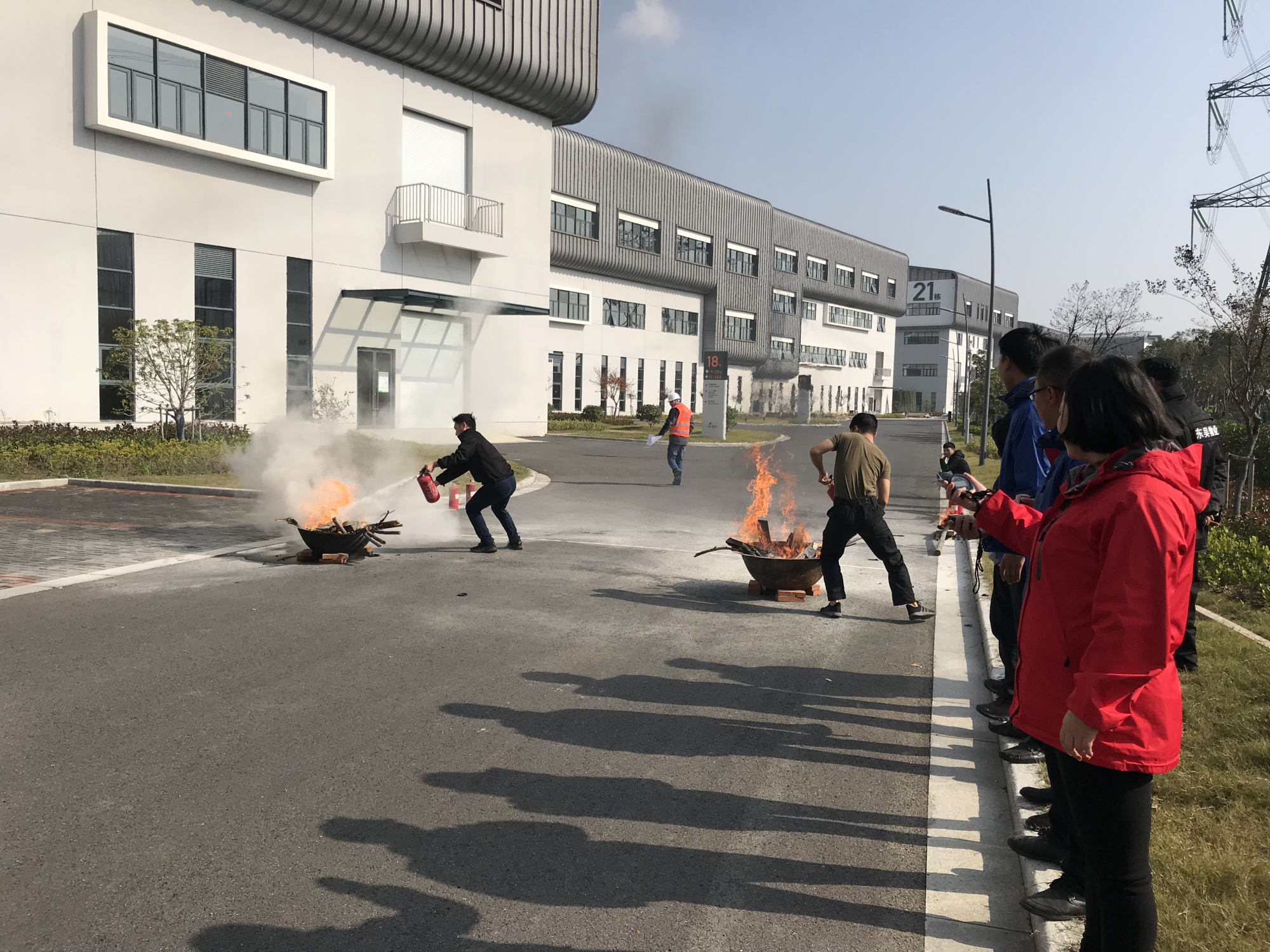 男子25米灭火器灭火.jpg