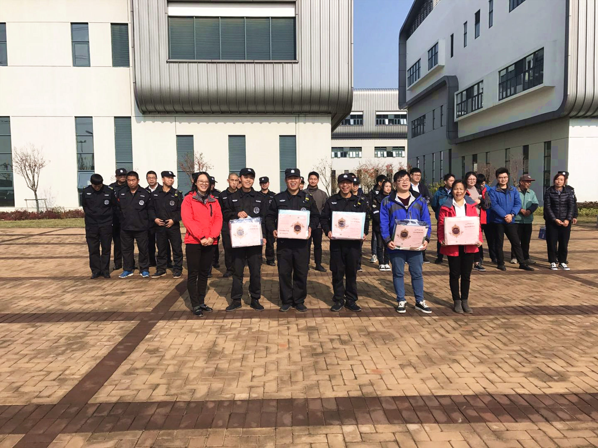 园三分部副经理李芳为二等奖获得者颁发奖品.jpg