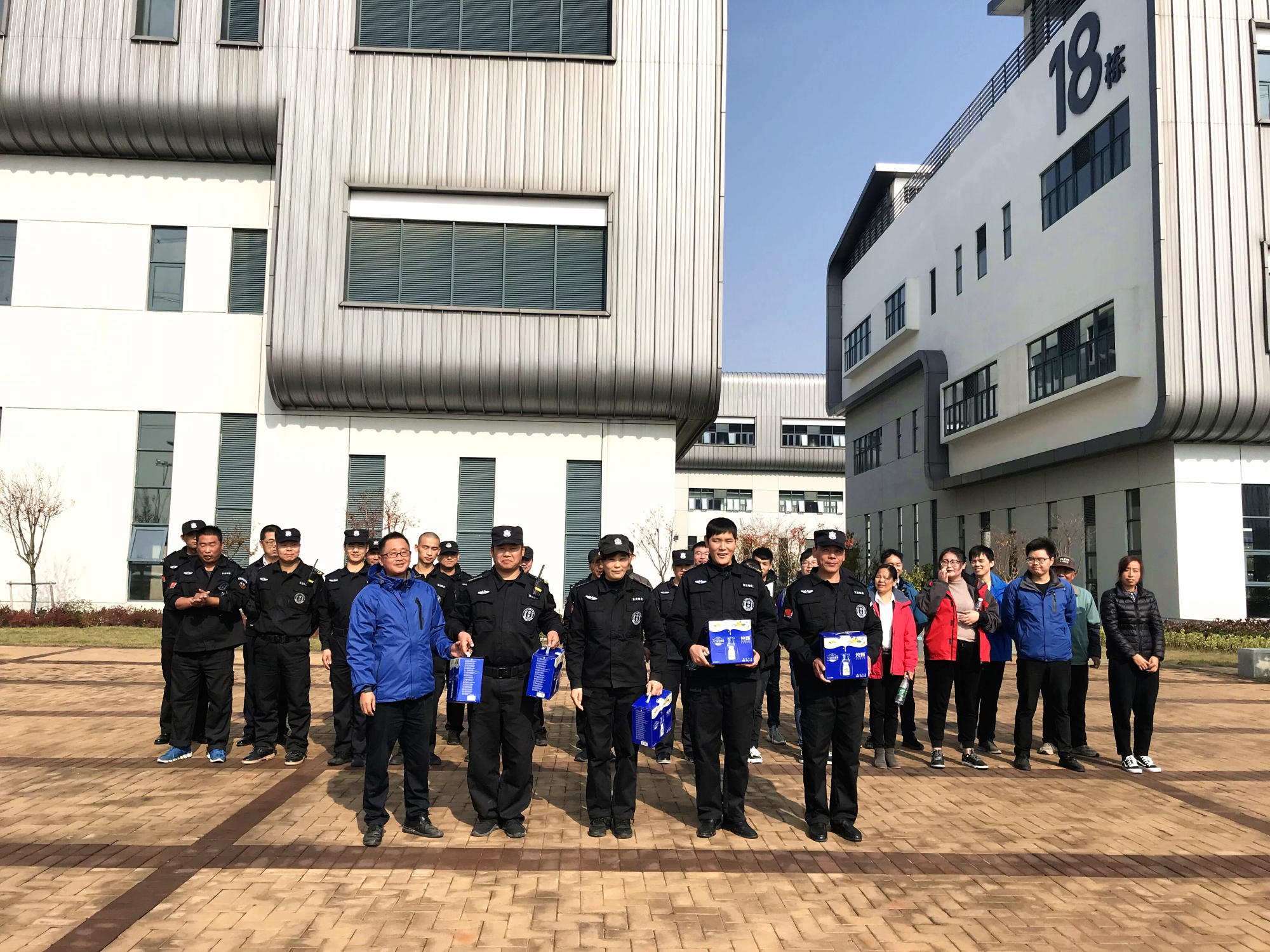 园三分部工程主管王代奇为三等奖获得者颁发奖品.jpg