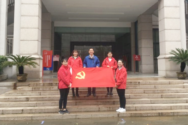 3党支部书记韦昀志带领党员同志参观新四军纪念馆3.jpg