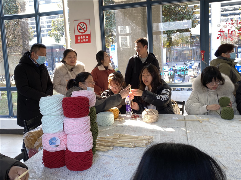 南邮外院副书记徐欣娅和宿管办主任叶刚参加活动.jpg