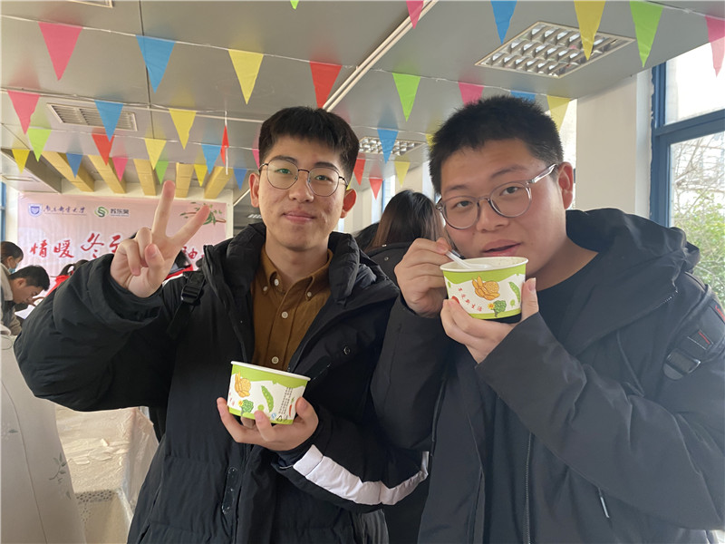 同学们吃着热腾腾的饺子.jpg