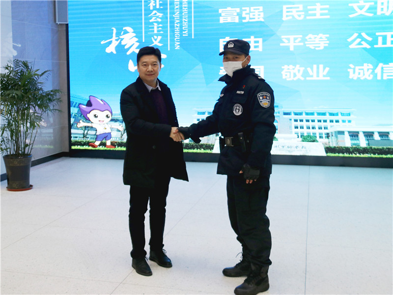 左一紫琅湖实验学校后勤部主任赵锦，右一特警支队队长.jpg