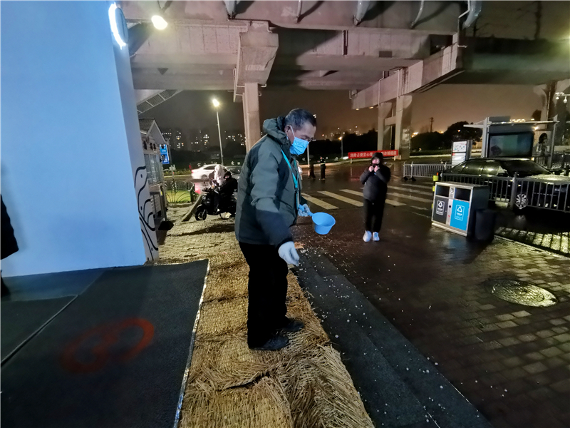 夜间铺设草垫，撒融雪剂 (3).jpg