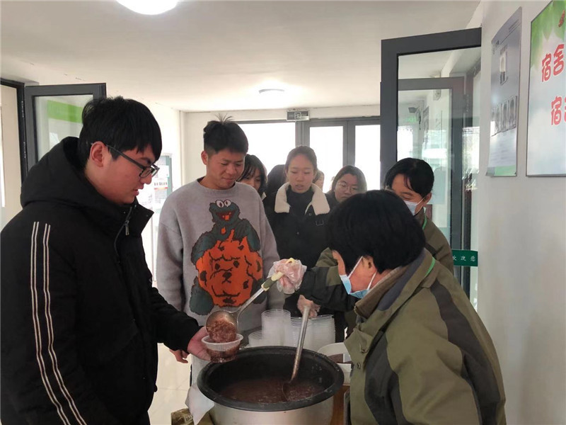 腊八粥发放时刻.jpg