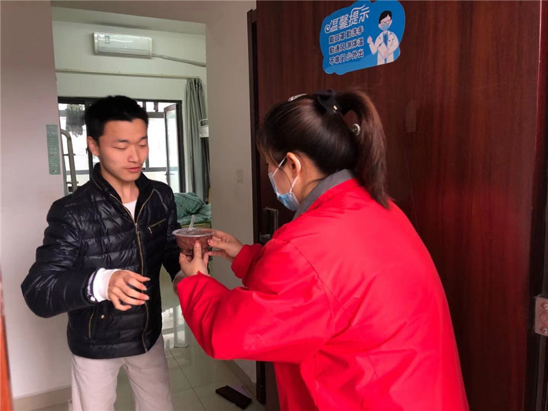 为行动不便学生送粥.jpg