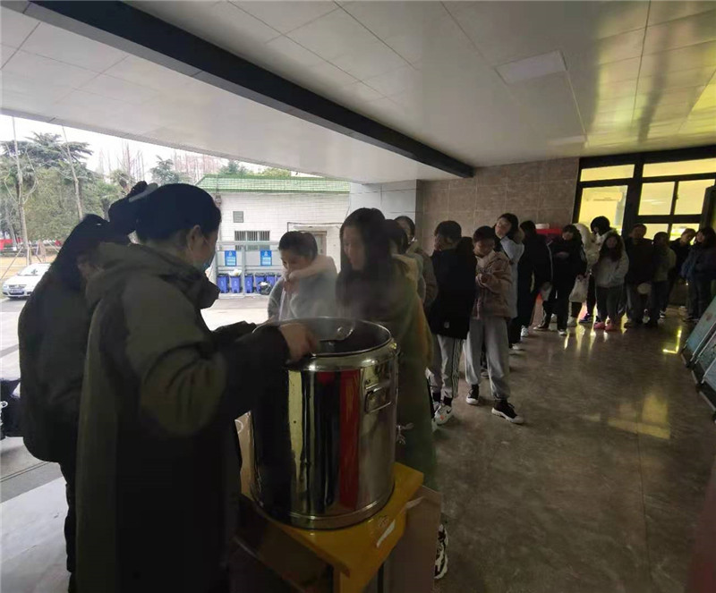 学生有序地排起了长队.jpg
