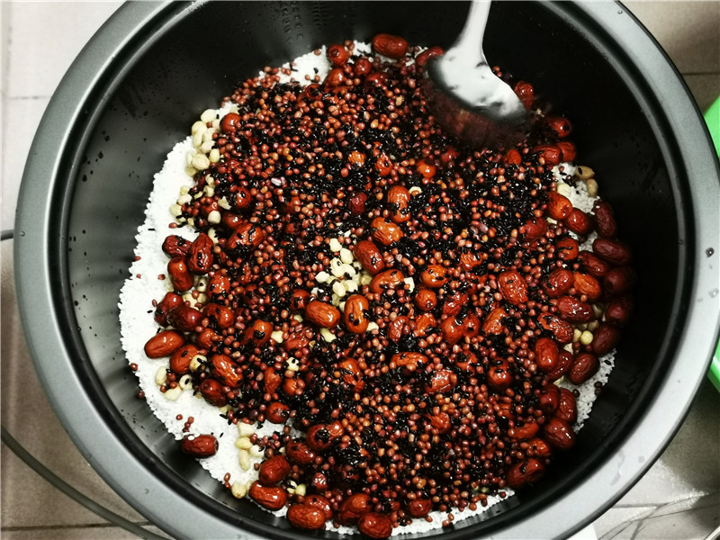 准备好的食材入锅.jpg