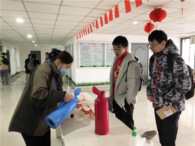 阿姨为同学们发放红糖姜茶.jpg