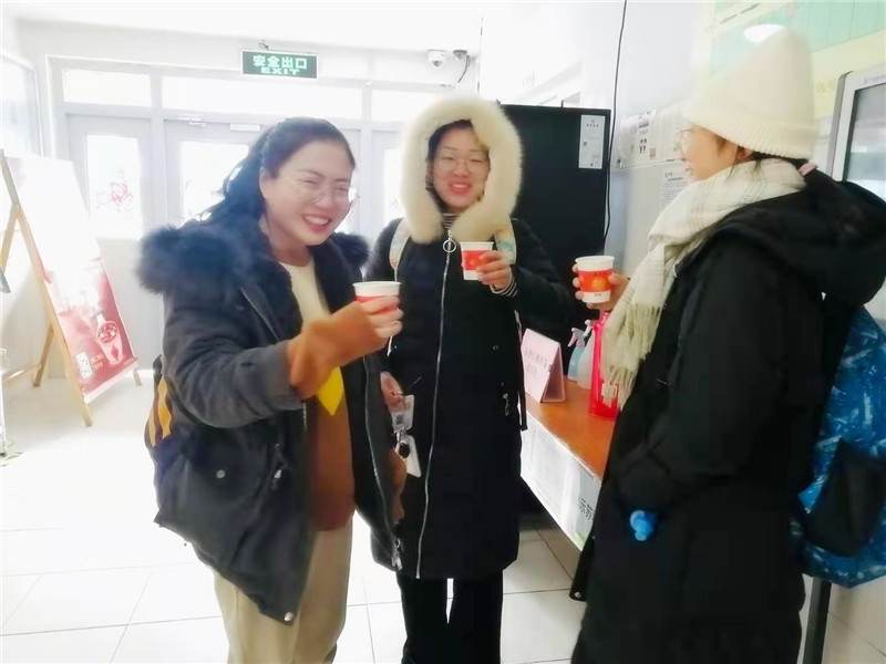 同学们品尝姜茶.jpg