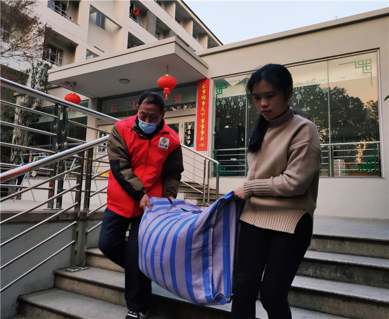 搬运行李2.jpg