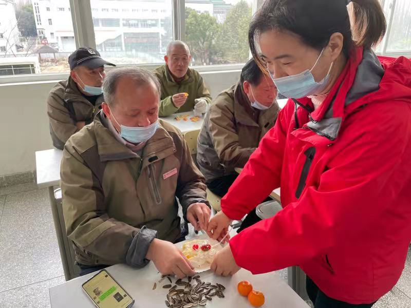 管理员为员工送日蛋糕.jpg