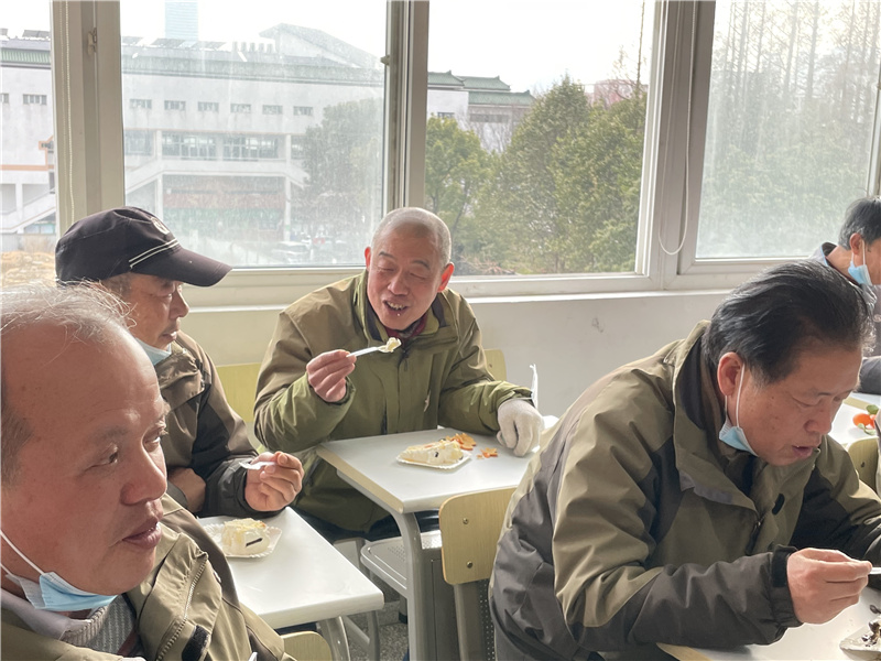员工开心品尝蛋糕.jpg