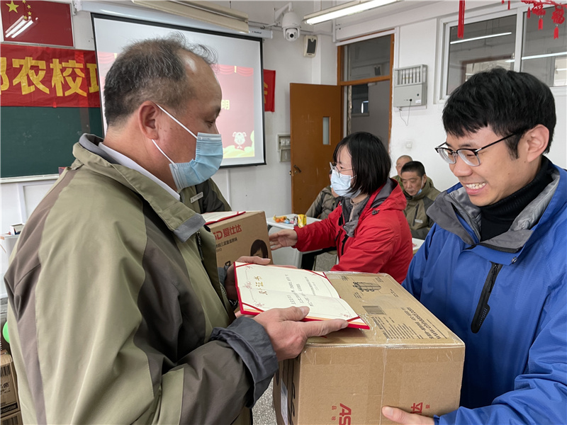 经理为优秀员工颁发奖品.jpg