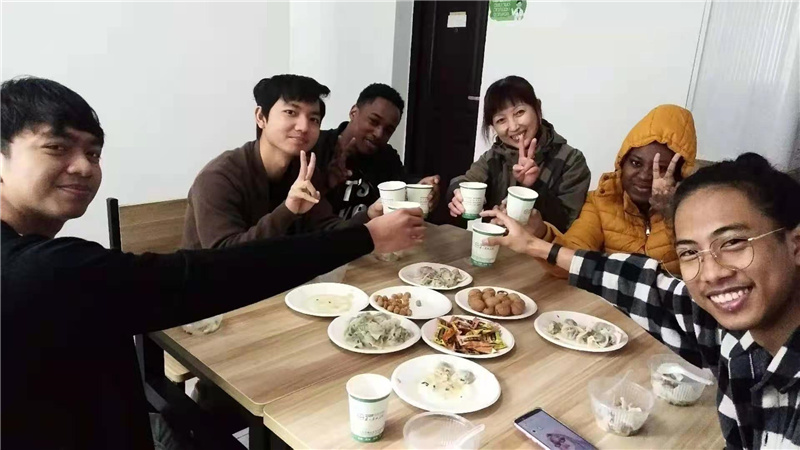 宿舍值班员与留学生合影.jpg