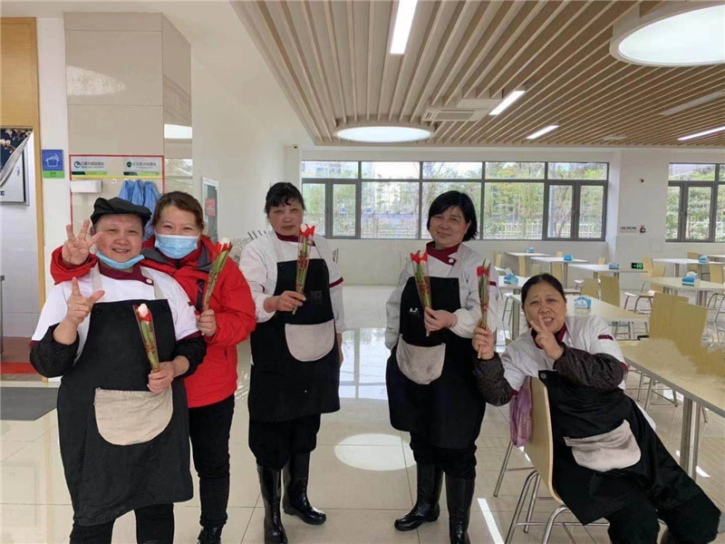 食堂阿姨合影.jpg