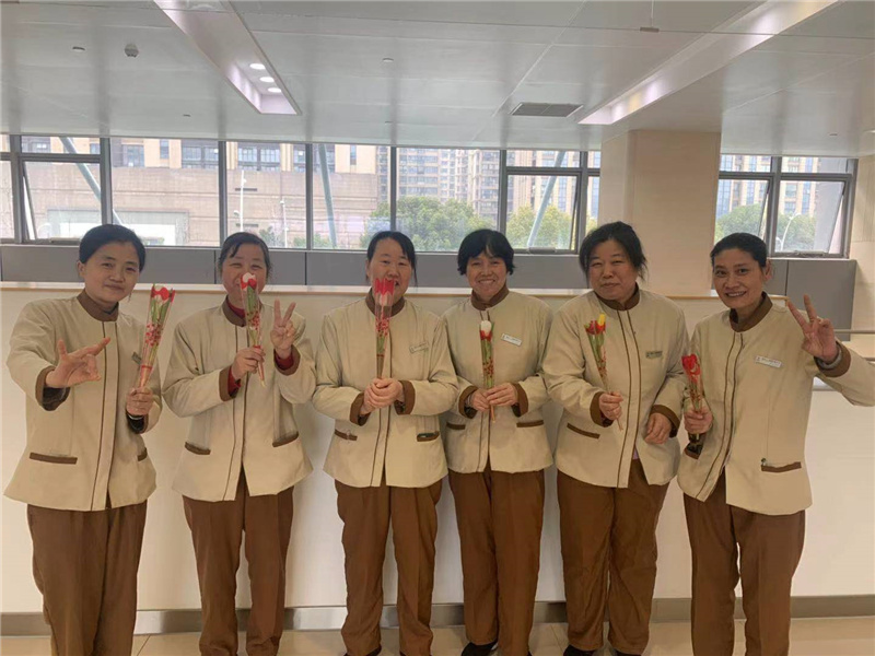 阿姨节日合影.jpg