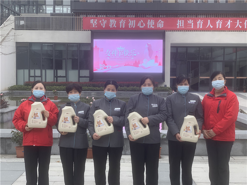 员工节日合影.jpg