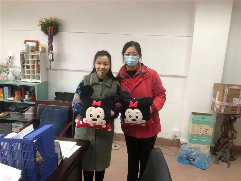 给农校陈老师送上节日小礼物.jpg
